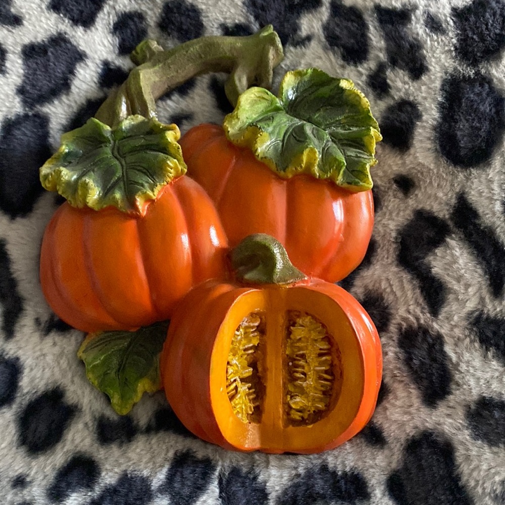 Vintage ceramic pumpkin wall plaque. Three bright orange pumpkins. 🧡🧡